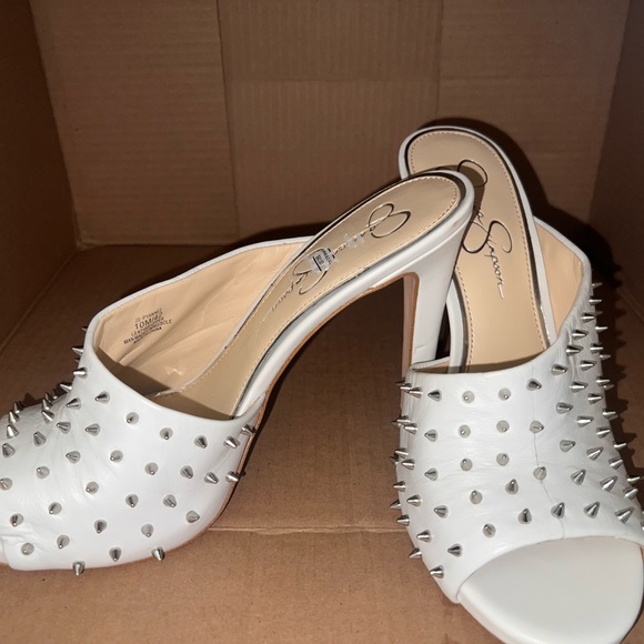 White studded high heel shoe Jessica Simpson size 10m - Picture 3 of 4